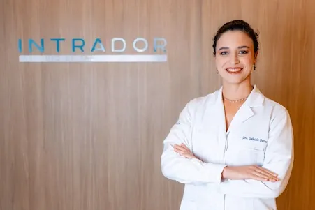 Dra. Gabriela Pereira Barros - Médica da Clínica Intrador