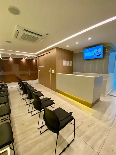 Recepção acolhedora e moderna da Clínica Intrador - Unidade Zona Norte