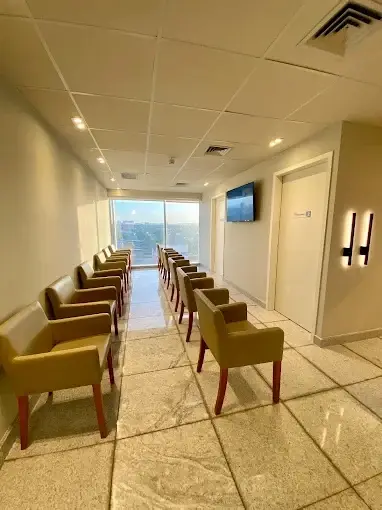 Recepção acolhedora e moderna da Clínica Intrador - Unidade Zona Sul